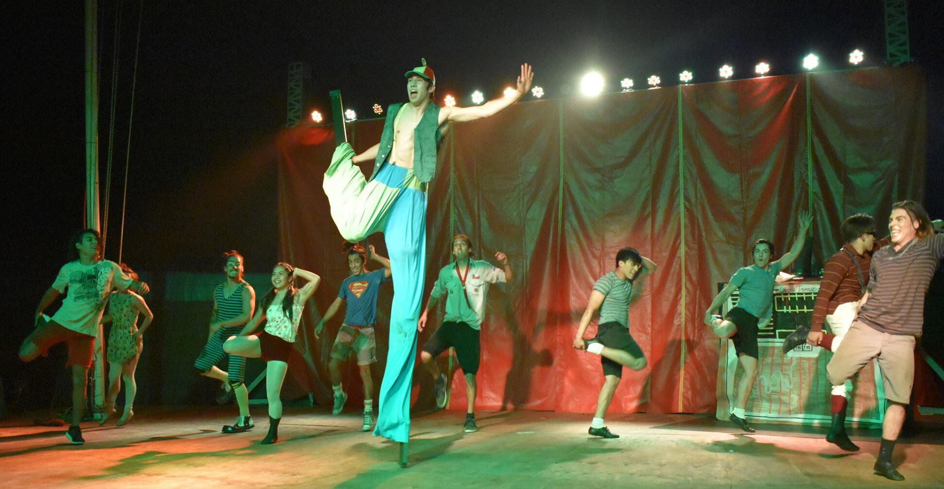 🎶 Show de baile en zancos: El plato fuerte de tu evento: un acto de 6 minutos con danza y acrobacia en zancos que impacta y sorprende. 250 €